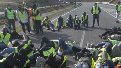 Piquetes en el asfalto de la A-6 a la altura de Guitiriz, Lugo, el 18 de marzo.