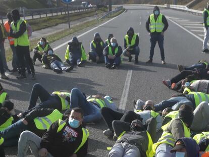 Piquetes en el asfalto de la A-6 a la altura de Guitiriz, Lugo, el 18 de marzo.