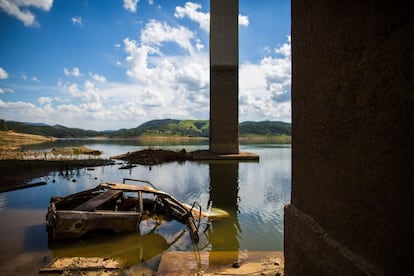 Vários veículos apareceram nas margens das represas que abastecem São Paulo com a queda radical de seu volume. Neste carro semisubmerso na represa de Nazaré Paulista se lê: "Bem-vindo ao deserto da Cantareira [principal reserva de água do Estado]". Nas colunas da ponte se pode ver a marca da água antes da crise.