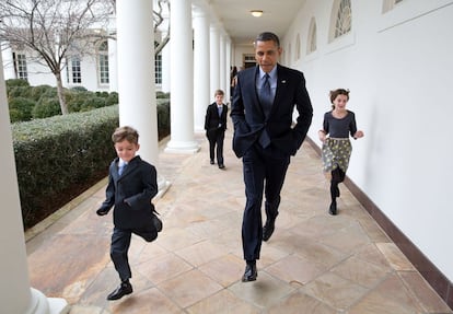 25 de janeiro 2013. Em um dia frio, o presidente Obama corre com os filhos de Denis McDonough, momentos antes do anúncio da nomeação de Denis como chefe de gabinete.