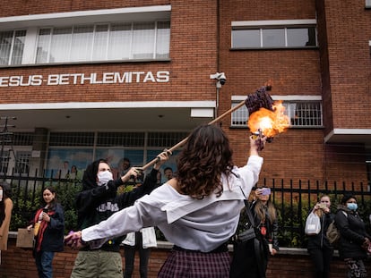 Alumnas y exalumnas del colegio Bethemitas durante un plantón frente a la institución, en Bogotá, el 29 de marzo de 2023.