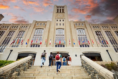 Estudiantes suben las escaleras de la Universidad Técnica Federico Santa María, en Santiago, Chile