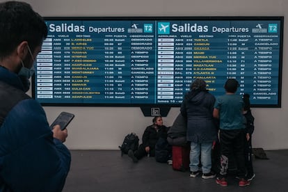 tablero de salidas en el Aeropuerto Internacional Benito Juárez (MEX) en la Ciudad de México, México, en 2022.