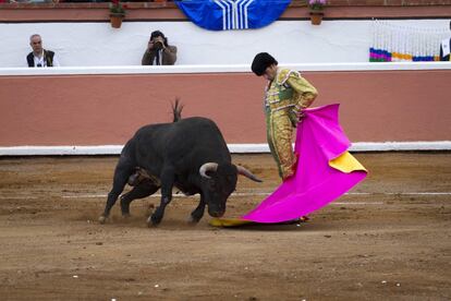 La primera faena del torero español, en un mano a mano con 'Siempre Amigo' rayó en la perfección.