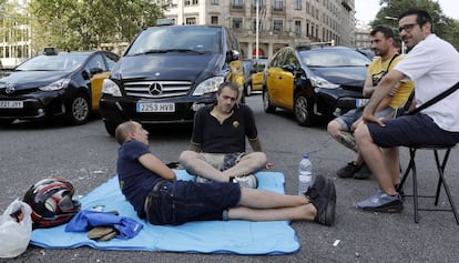 Taxistas en huelga acampados en la Gran Via de Barcelona