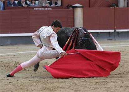 El diestro Jesús Millán, en su primer toro.