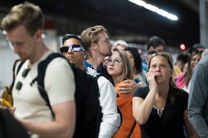 Pasajeros esperan en el andén de la estación de Sants tras la avería que afecta al corredor de Rodalies hacia Tarragona.