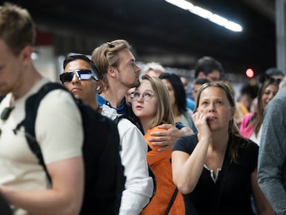 Pasajeros esperan en el andén de la estación de Sants tras la avería que afecta al corredor de Rodalies hacia Tarragona.