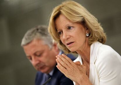 José Blanco y Elena Salgado, durante la rueda de prensa del Consejo de Ministros.