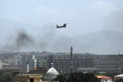 El personal de la Embajada de Estados Unidos en Kabul ha sido trasladado de urgencia hacia el aeropuerto de la capital afgana, donde fueron enviados miles de soldados estadounidenses, según el secretario de Estado, Antony Blinken. En la imagen, un helicóptero militar estadounidense sobrevuela Kabul, el domingo.
