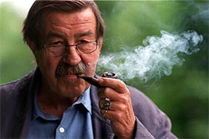 El escritor Gunter Grass, fotografiado en 1999 en su casa de Hamburgo.