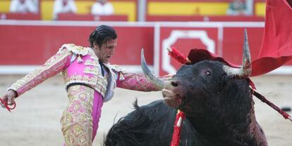 David Mora en su segundo toro al que corto una oreja.