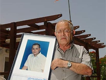 Shlomo Yulis, con la foto de su hijo Etai en su casa de Gaza.