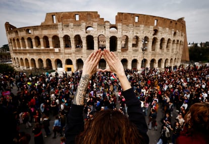 Centenares de personas pasan junto al Coliseum de Roma durante la manifestación del 8M, este sábado. 