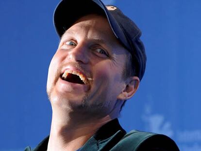 El actor estadounidense Woody Harrelson, protagonista de "The Messenger", del director Oren Moverman, posa durante el pase gráfico de la citada película en la sección a competición de la 59ª edición del Festival de Cine de Berlín, Alemania, hoy, lunes 9 de febrero.
