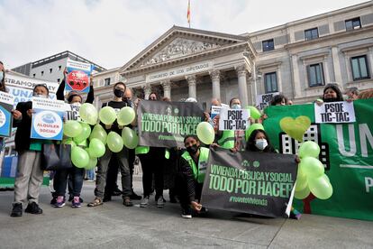Protesta durante la presentación de la 'Ley de garantía del derecho a la vivienda digna y adecuada', en la Plaza de las Cortes, el 30 de septiembre de 2021, en Madrid.