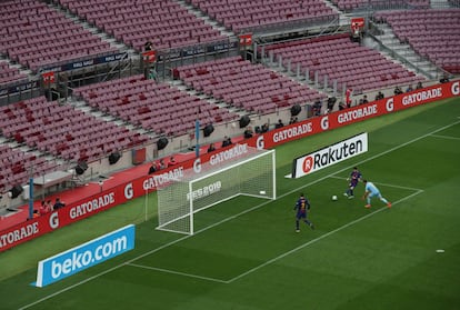 El jugador del Barcelona, Lionel Messi, regatea al portero del Las Palmas Leandro Chichizola para marcar el segundo gol de su equipo ante el conjunto insular.