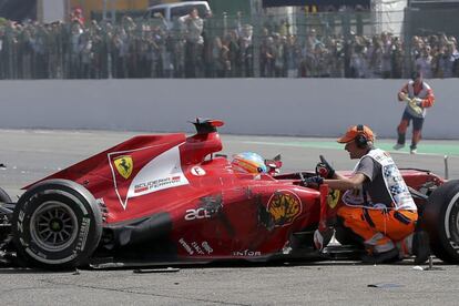 Un operario atiende a Alonso.