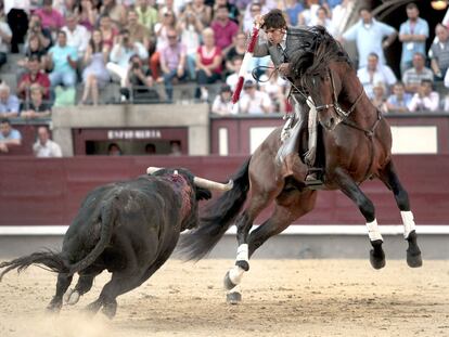El portugués Diego Ventura, en el primer toro de la tarde.