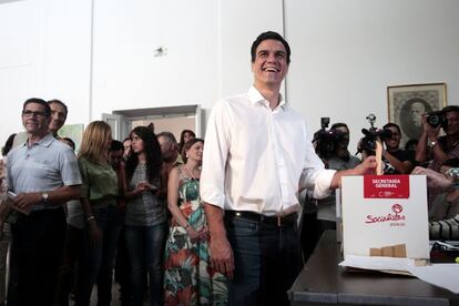 El candidato Pedro Sánchez vota en la agrupación socialista de Tetuán, en Madrid.