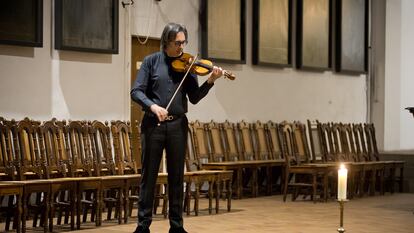 Leonidas Kavakos toca la 'Sonata para violín solo núm. 1', de Bach junto a la tumba del compositor en la Thomaskirche, el pasado lunes por la noche.