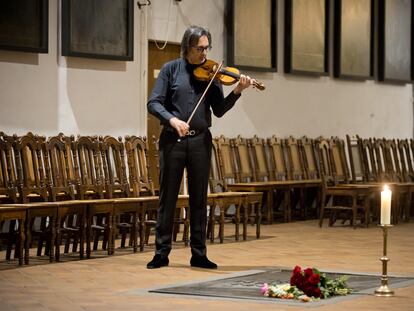 Leonidas Kavakos toca la 'Sonata para violín solo núm. 1', de Bach junto a la tumba del compositor en la Thomaskirche, el pasado lunes por la noche.