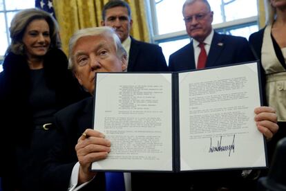 Donald Trump muestra una orden ejecutiva sobre la estructura del Consejo de Seguridad Nacional tras firmarla, el 28 de febrero de 2017.