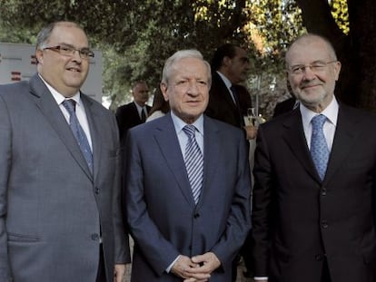 El vicepresidente del Consejo General del Poder Judicial (CGPJ), Fernando de Rosa; el presidente del Tribunal Constitucional, Pascual Sala, y el presidente de la sala de lo Civil del Supremo, Juan Antonio Xiol.