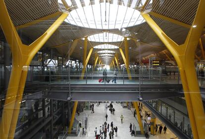 Interior de la terminal 4 del aeropuerto de Barajas, en Madrid, el 1 de diciembre.