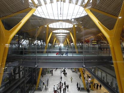 Interior de la terminal 4 del aeropuerto de Barajas, en Madrid, el 1 de diciembre.