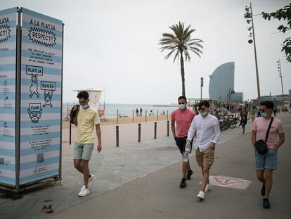 Cartel informativo del Ayuntamiento de Barcelona, en el paseo marítimo junto a la playa de Sant Miquel, en el que se informa que en esta playa no se permite fumar.