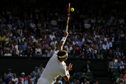 Rafael Nadal, que a sus 36 años busca su 23º título de Grand Slam, tardó dos horas y 22 minutos en derrotar al holandés Botic van de Zandschulp, 25º del mundo, por 6-4, 6-2 y 7-6 (8/6), en los octavos de final de Wimbledon.