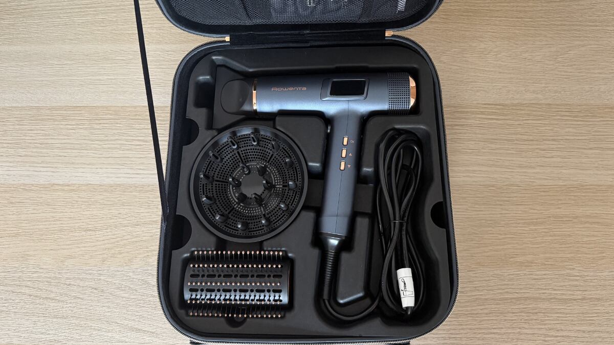 Secador de Rowenta con algunos de sus accesorios.