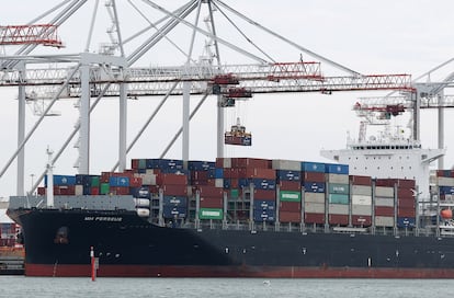 Descarga del buque de contenedores de Estados Unidos en el puerto de Southampton (Reino Unido), este jueves.