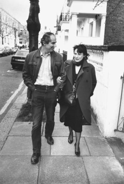Philip Roth y su segunda esposa, la actriz Claire Bloom, cerca de su casa en marzo de 1990.
