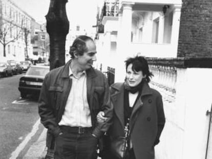 Philip Roth y su segunda esposa, la actriz Claire Bloom, cerca de su casa en marzo de 1990.