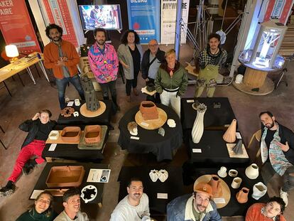 Los participantes, junto a sus proyectos, de la Maker Faire de Bilbao.