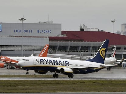 Um avião da Ryanair decola do aeroporto de Toulouse-Blagnac.