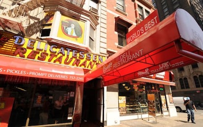 Entrada al restaurante Carnegie Deli, en Nueva York.