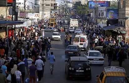 Cientos de palestinos abandonan sus hogares en el distrito de Shiyahiya, el 20 de julio de 2014.