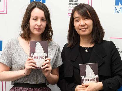 Han Kang (derecha) y su traductora, Deborah Smith, el 15 de mayo en Londres.