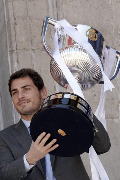 Casillas con la Copa en la sede de la Comunidad de Madrid.