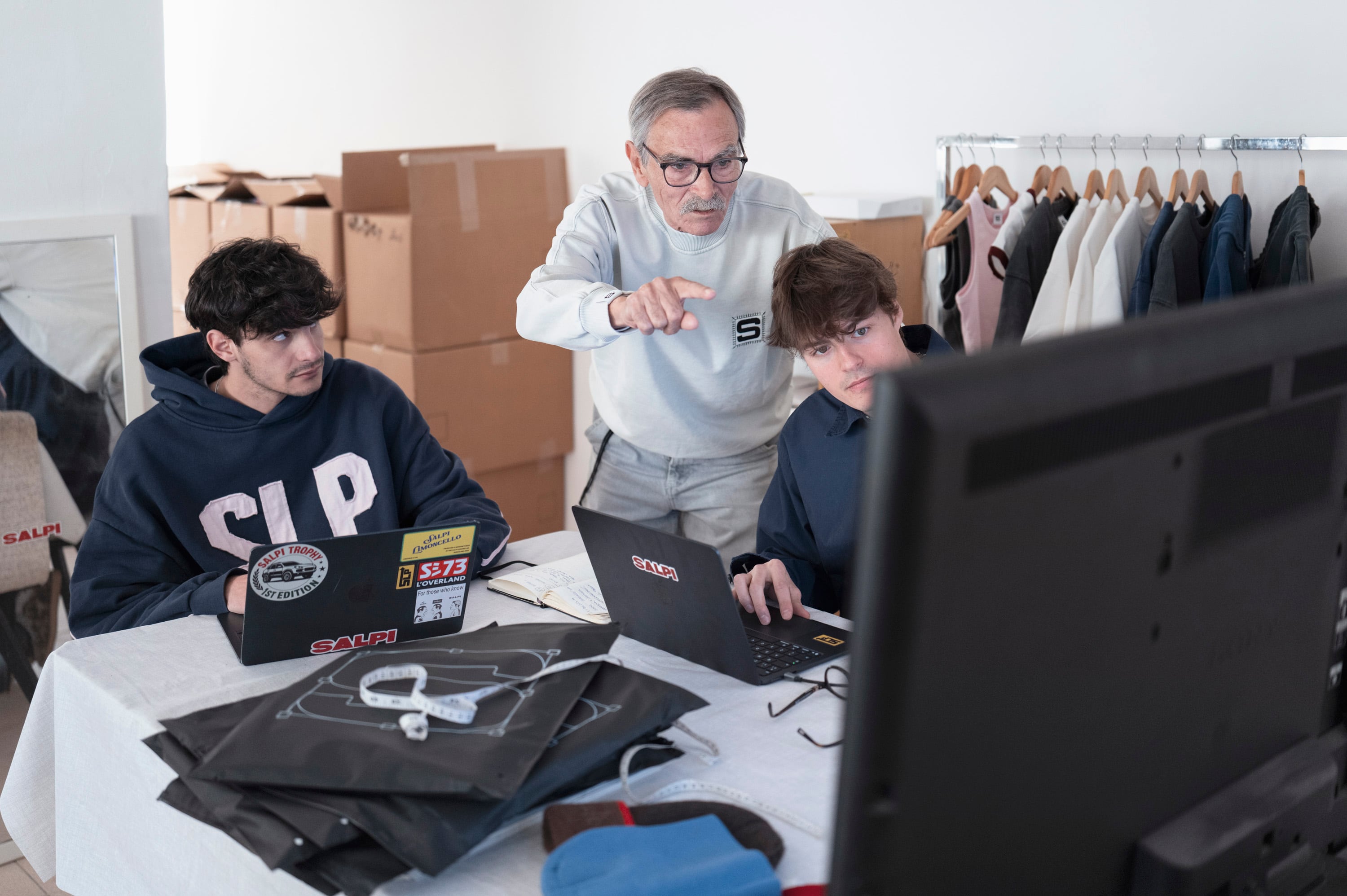 Agustín Gregori, el abuelo que a los 73 años fundó una marca de ropa junto a sus nietos y sus colegas
