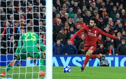 Salah marca el gol del Liverpool al Nápoles.
