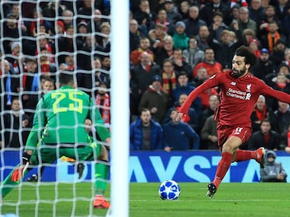 Salah marca el gol del Liverpool al Nápoles.