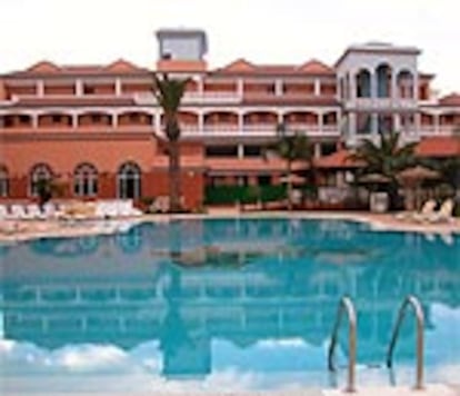 Edificio y piscina del <i>resort</i> Riu Garoé, en Puerto de la Cruz (Tenerife).