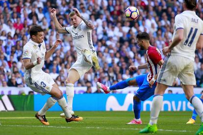 Carrasco remata ante Kroos y Pepe.