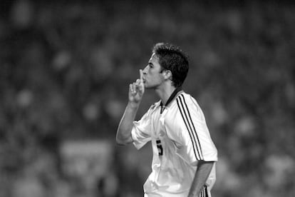 Ra&uacute;l calla al Camp Nou tras marcar el gol del 2-2, el 13 de octubre de 1999   