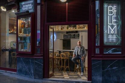 Del éxito al cierre de persiana. Víctor Ferrer, en uno de sus dos establecimientos en el barrio barcelonés del Eixample. El coronavirus obligó a este hostelero a cerrar ambos locales. Fue uno de los protagonistas del reportaje que 'El País Semanal' dedicó en noviembre a las consecuencias de la pandemia en la salud mental. 