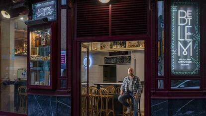 Del éxito al cierre de persiana. Víctor Ferrer, en uno de sus dos establecimientos en el barrio barcelonés del Eixample. El coronavirus obligó a este hostelero a cerrar ambos locales. Fue uno de los protagonistas del reportaje que 'El País Semanal' dedicó en noviembre a las consecuencias de la pandemia en la salud mental. 